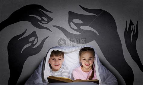 孩子们噩梦两个小孩子毯子下看书高清图片下载-正版图片300305317-摄图网