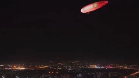 美国上空现雪茄状不明飞行物，长条形悬浮徘徊！网友：真是UFO？ | 北晚新视觉