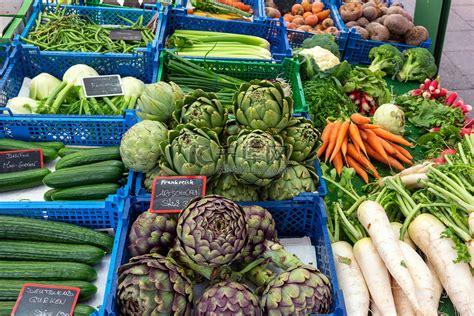 新鲜蔬菜及水果在超市出售高清图片下载-正版图片504175287-摄图网
