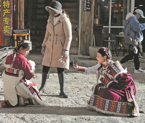 Tibetan costumes offer visitors a fresh experience - Chinadaily.com.cn