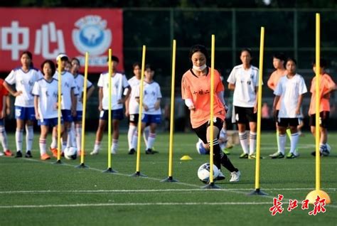 足球绕杆停球首次成了杭州小学生暑假必打卡项目