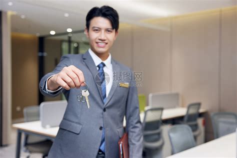 房产经济销售中介交付钥匙形象高清图片下载-正版图片507511579-摄图网