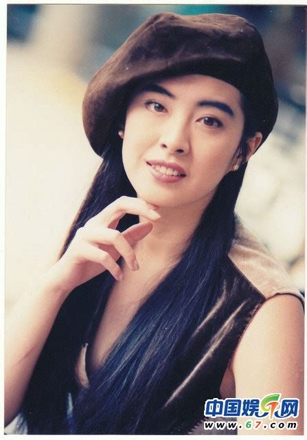 王祖贤30年前旧照片流出，有谁注意她身后的群演？现已成当红巨星