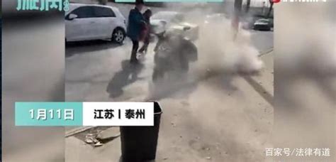 广州增城警方：69岁司机疑操作不当撞到卖菜摊档，6人受伤_凤凰网视频_凤凰网