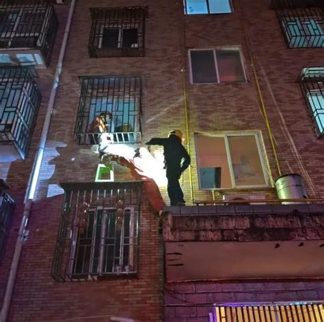 郴州3岁幼童深夜“挂”在防盗窗上，邻居们成了他的守护神