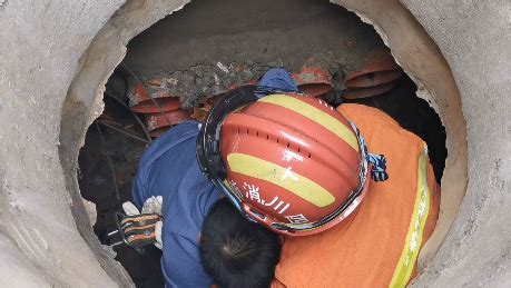 成都新津一小孩不慎掉入下水井，消防紧急出动成功营救