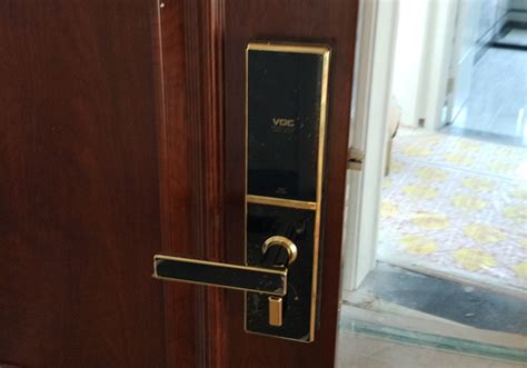 长租公寓电子门锁安全性调查：塑料软卡竟能轻易划开电子门锁 - 周到上海