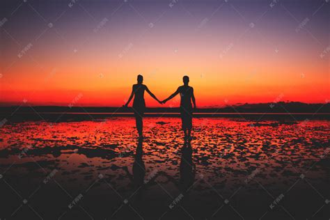 夫妇手牵着手在日落时分的爱情高清摄影大图-千库网