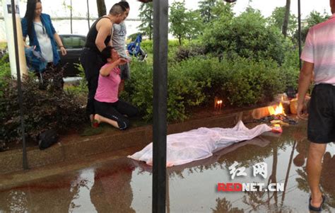 宁乡暴雨致道路积水严重 工人排水被撞3人死伤_新浪新闻