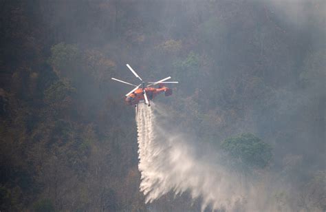泰国清迈发生森林火灾 消防飞机扑救山火