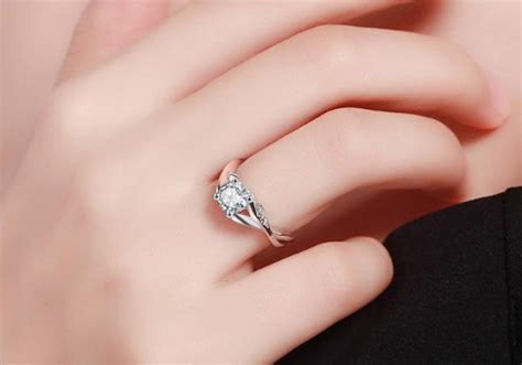买戒指在2万预算内，是blue nile 买单颗大些的裸钻定制，还是买Tiffany双T碎钻戒指？ - 知乎