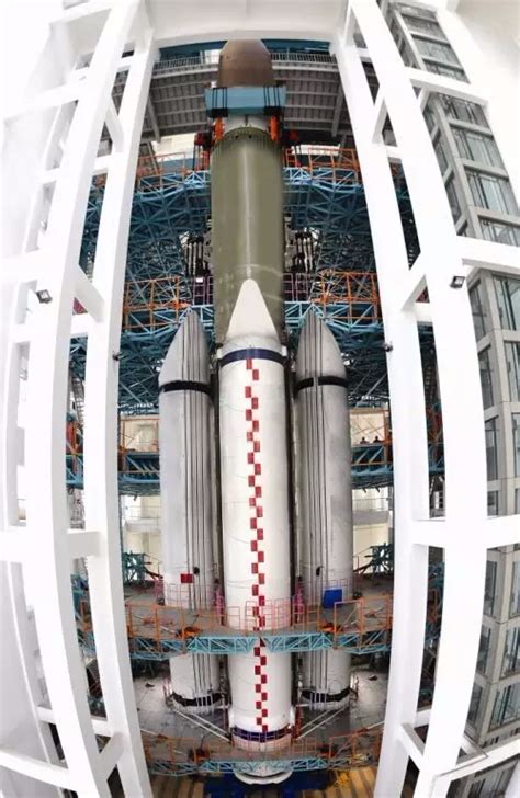 伊隆.马斯克：SpaceX猎鹰重型火箭组装完成照片-新闻资讯-高贝娱乐