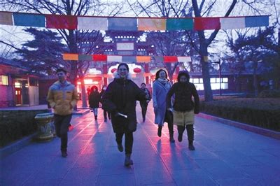 凌晨5时北京雍和宫外500人排队烧香 有市民已坚持20年_凤凰网