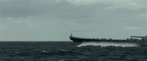 实拍日本最强战舰大和号被击沉瞬间，3000人哭喊着掉进海里