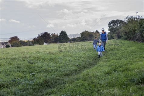 父亲推着女儿（5-6 岁）在田间的独轮车上高清摄影大图-千库网
