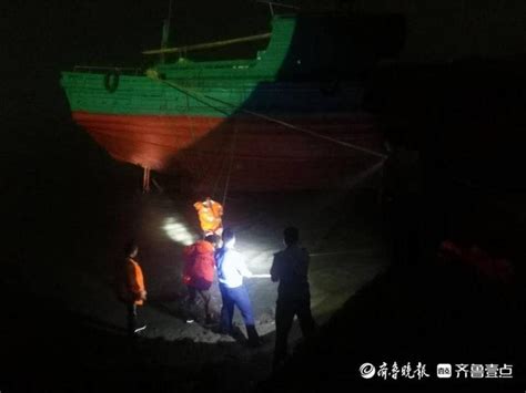 渔船搁浅船体倾斜 海岸警察深夜营救四名遇险渔民 - 青岛新闻网