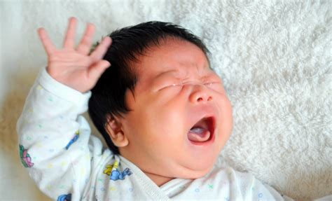 婴儿半夜哭闹怎么回事（新生儿夜里总是哭）-幼儿百科-魔术铺