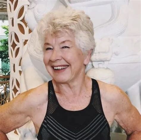 74岁硬核奶奶健身4年，减重56斤：重塑自己，永远都不晚|健身_新浪新闻