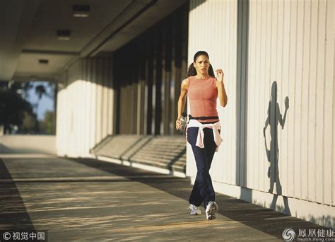 步行是最好的运动 每天到底走多少步最佳？_凤凰健康