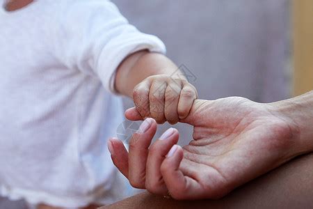 新生婴儿的手握着成年男手指帮助和家庭的概念高清图片下载-正版图片504134939-摄图网
