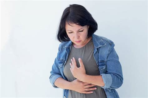 胸部痛是什么原因（胸部痛怎么回事） | 说明书网