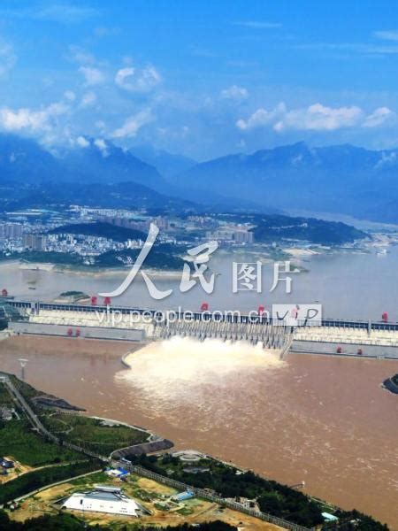 三峡大坝2020年首次削峰泄洪_手机凤凰网
