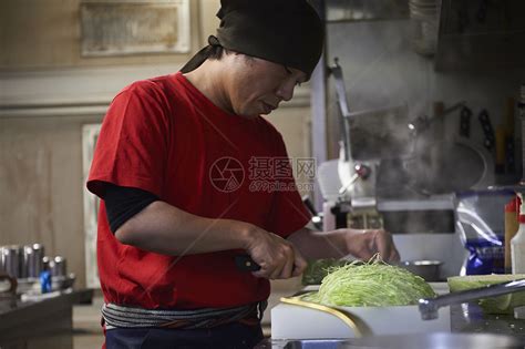 厨师正在制作日式铁板烧特写高清图片下载-正版图片502069405-摄图网
