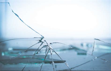 打碎或打碎的玻璃的弹孔碎片高清摄影大图-千库网