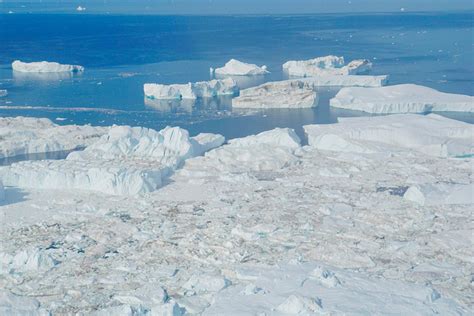 丹麦格陵兰岛迪斯科湾冰山景观