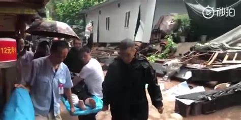 宜宾长宁震后救灾持续进行 救援人员卧地休息