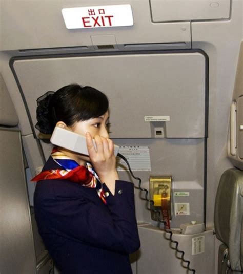 网友实拍:看看空姐在飞机上忙些啥?_社会纪实_新闻中心_长江网_cjn.cn