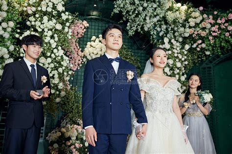 酒店举行婚礼的新郎新娘形象高清图片下载-正版图片502381553-摄图网