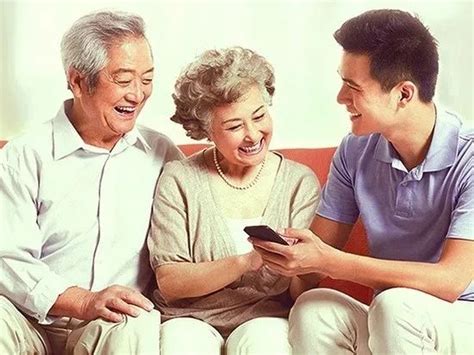 东岭社区举办“智慧课堂”——老年人智能手机培训活动的温馨提示