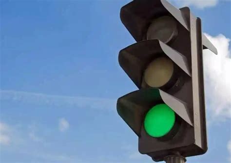 斜45度看哪个红绿灯？十字路口夹角行驶规则_车主指南