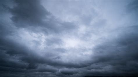 暴风雨前乌云密布的天空高清图片下载-正版图片502643225-摄图网
