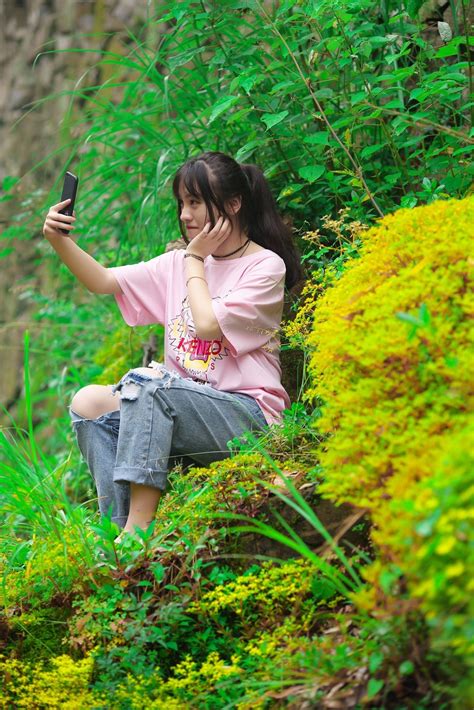 可爱的女孩在山里玩暑假高清图片下载-正版图片506204558-摄图网