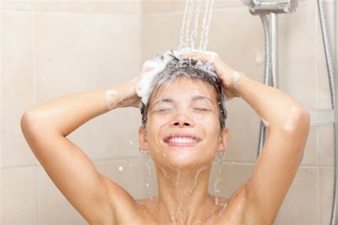 美丽的女人洗澡洗头发用洗发水洗头发图片-包图网企业站