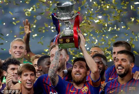 2018西班牙超级杯：巴萨2-1塞维利亚 颁奖仪式梅西领衔众