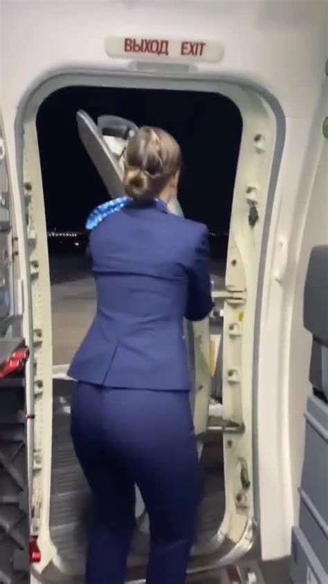 南航的空姐太有魅力，关个舱门都那么迷人，我该怎样要追她_腾讯视频