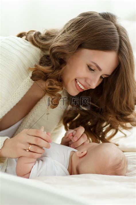妈妈和她刚出生的婴儿。母亲节高清摄影大图-千库网