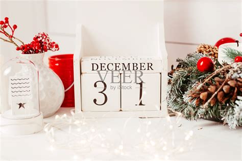 圣诞节背景上刻有“12月31日”字样的木制立方体图片-商业图片-正版原创图片下载购买-VEER图片库