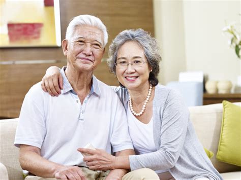 老年伴侣,快乐,注视镜头,舒服,中老年女人,55到59岁,中老年人,搂着肩膀,正面视角,仅成年人摄影素材,汇图网www.huitu.com