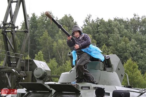 熊孩子玩大炮：俄举行年度军事电影节 民众近距接触各型重武器（3）-千龙网·中国首都网
