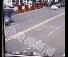 安顺公交车坠湖事故已救出18人 事故瞬间监控曝光_中国网