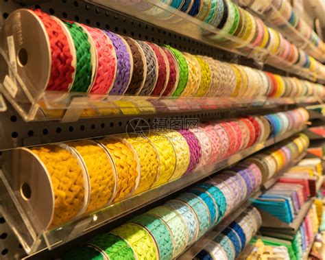 纺织业购物商场零售店的书架上堆满了多彩的缝纫线在书架上的缝纫线高清图片下载-正版图片305663830-摄图网