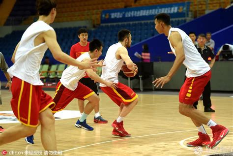直击中国男篮热身赛训练 信兰成现身_体育频道_凤凰网