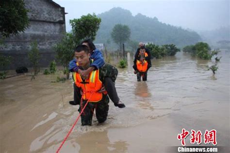 郑州一老人跌落洪水多位路人冲进急流救起_手机新浪网