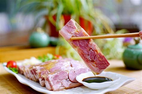 传统镇江名菜——水晶肴肉，一次给我上3盘，味道鲜美，做法简单