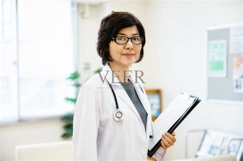 在现代医生办公室工作的女医生年轻医生在工作场所在台式高清图片下载-正版图片504161131-摄图网