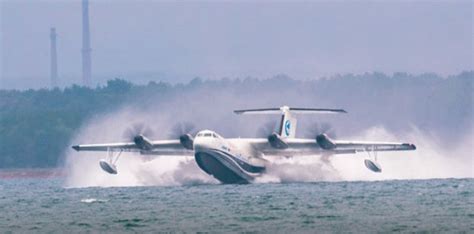 中国自研首款大型水上飞机AG600完成水上首飞_军事_环球网